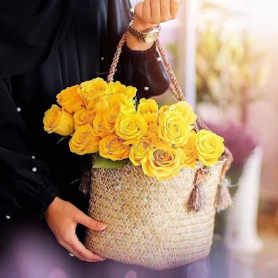 فتاة تحمل سلة من الورود الصفراء
