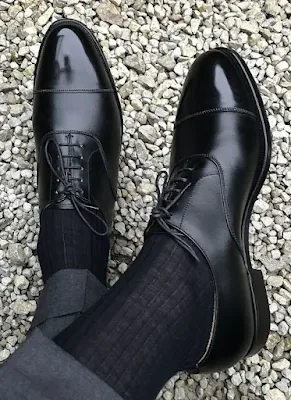 حذاء شيك يليق مع البدلة السوداء