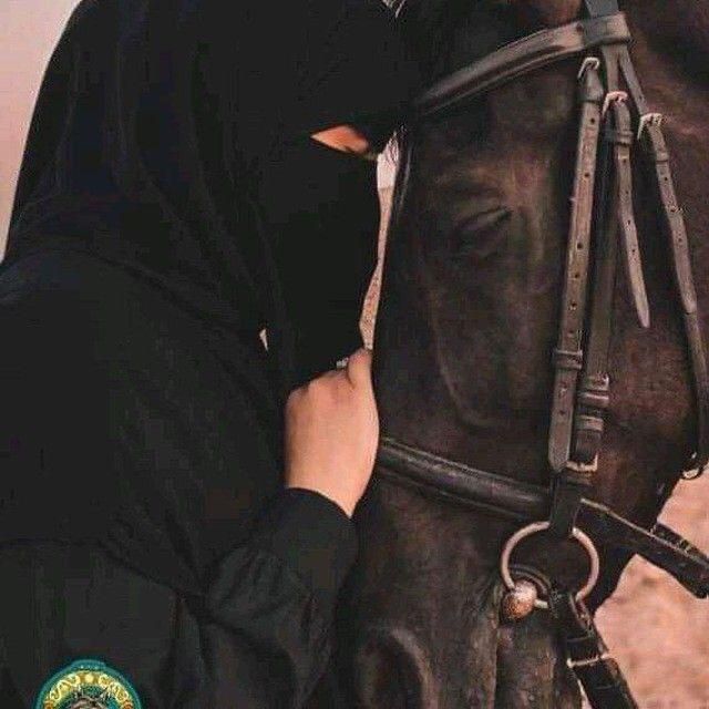 صورة خيل مع بنات 1